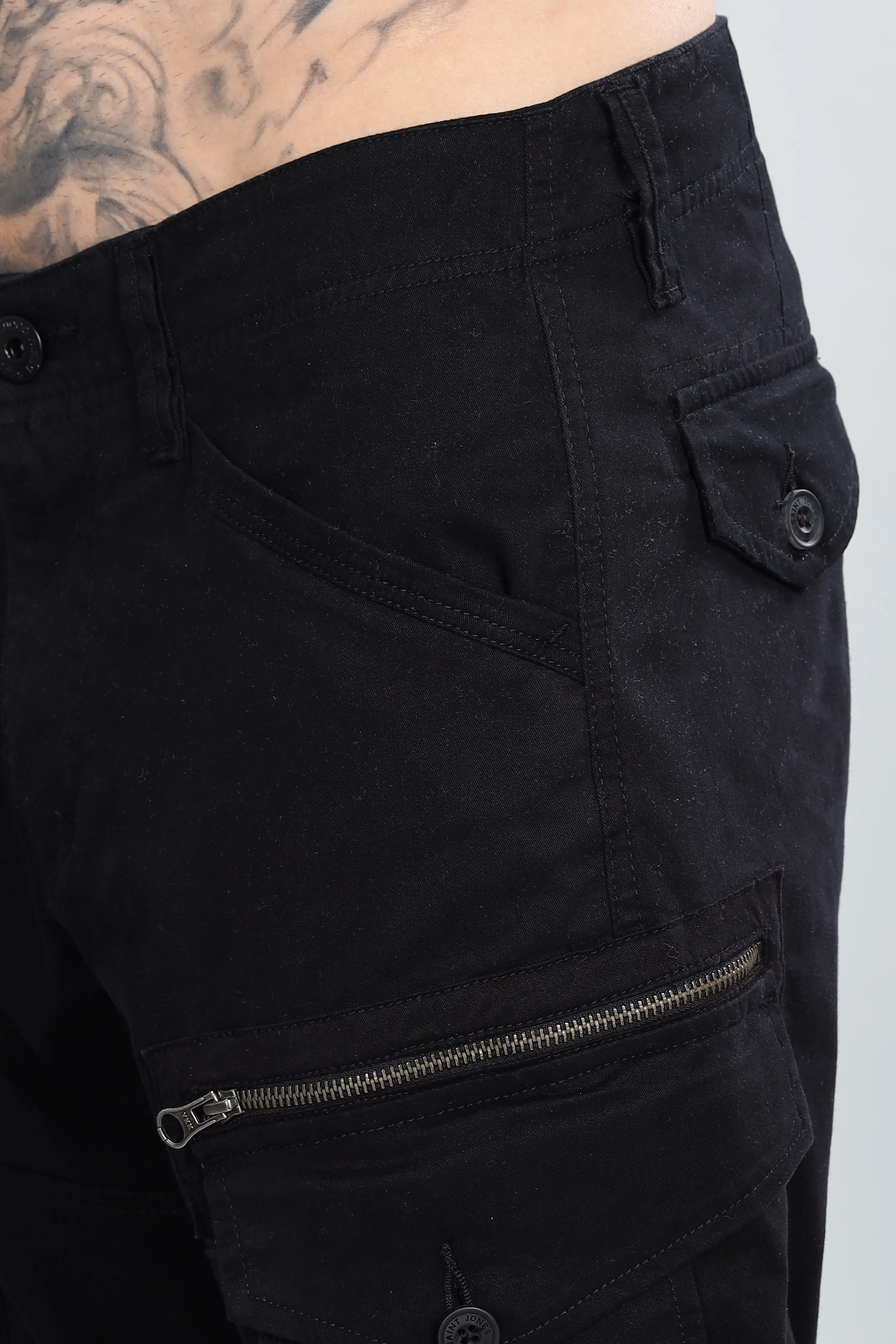 BLACK CARGO PANTS.