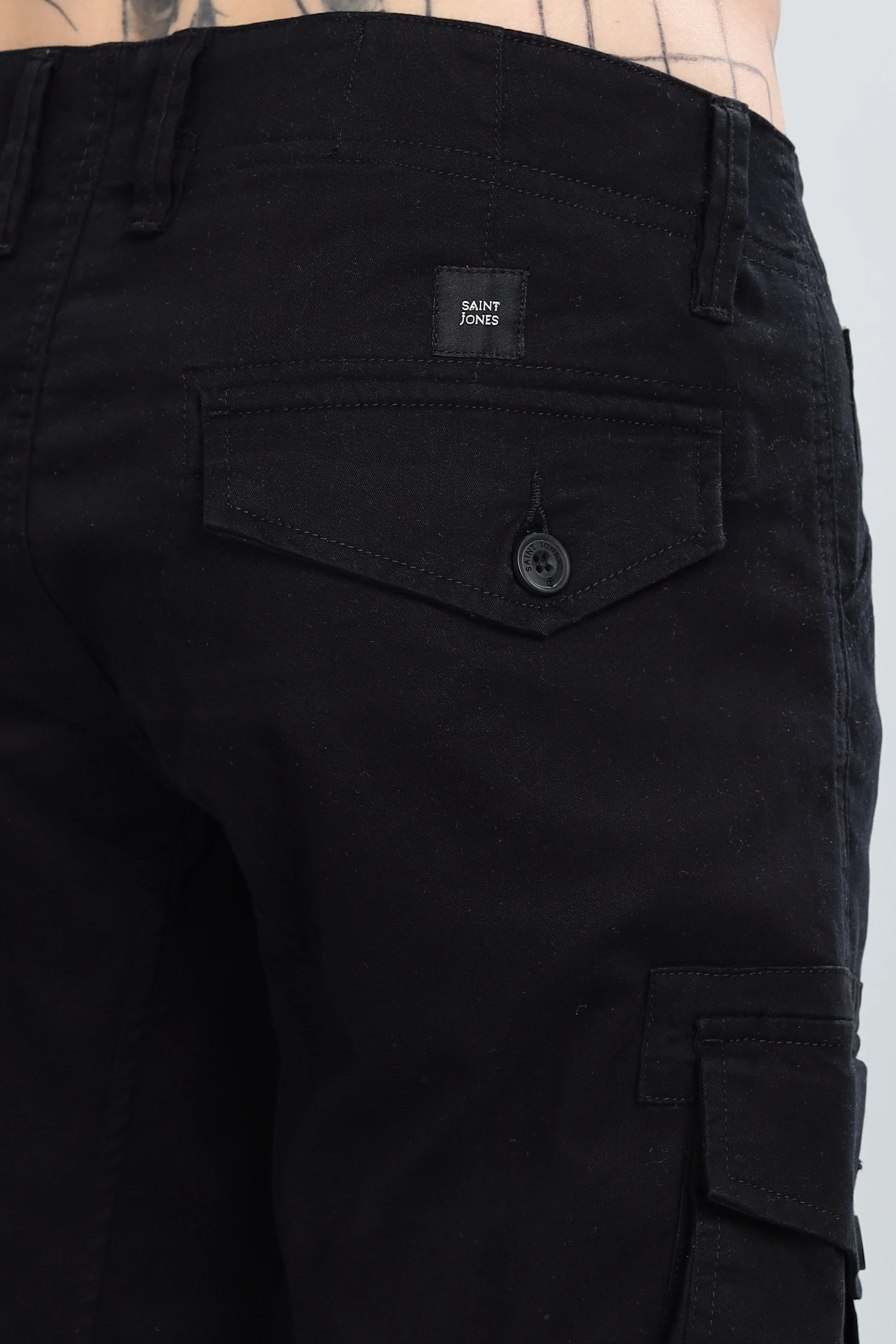 BLACK CARGO PANTS.