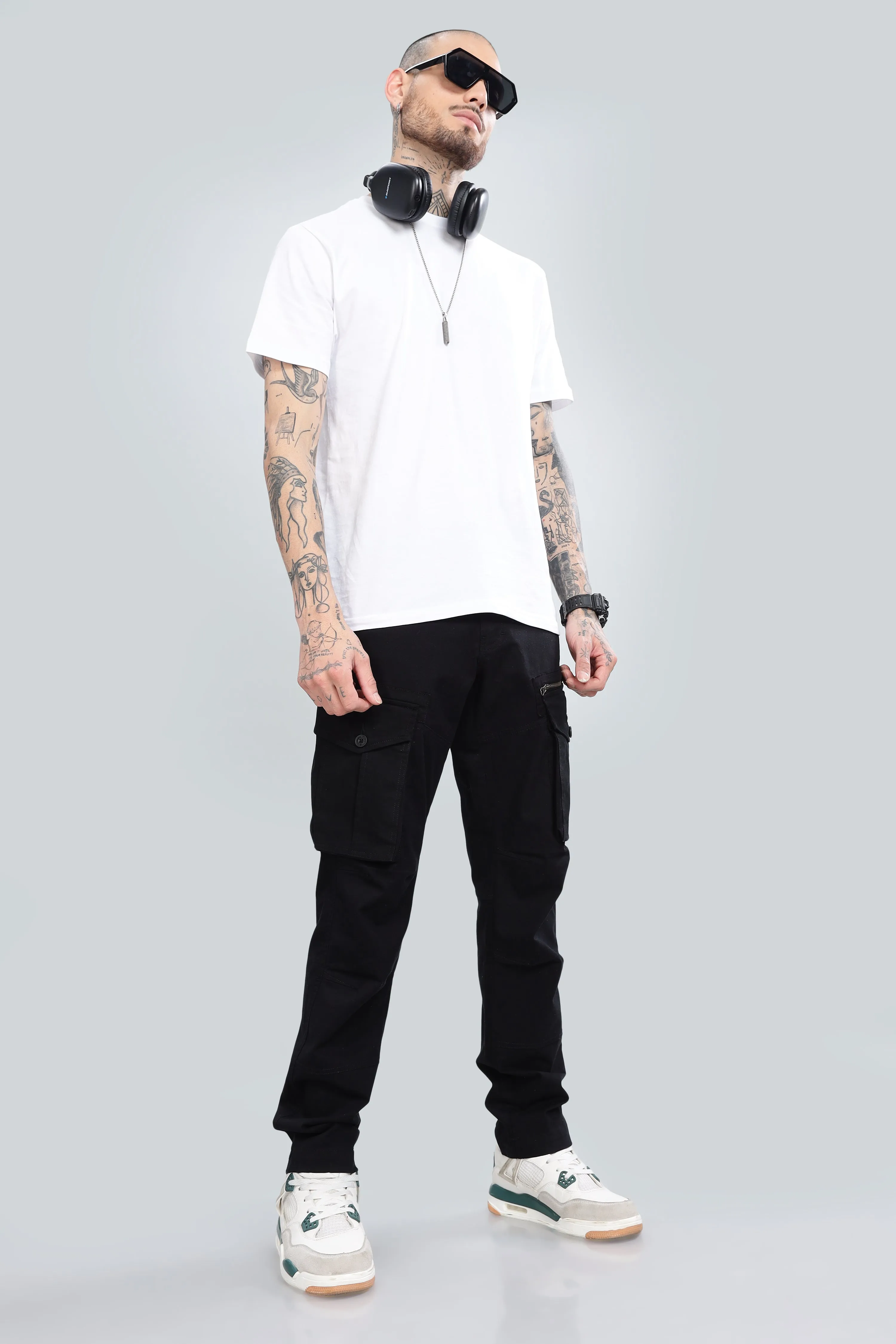 BLACK CARGO PANTS.