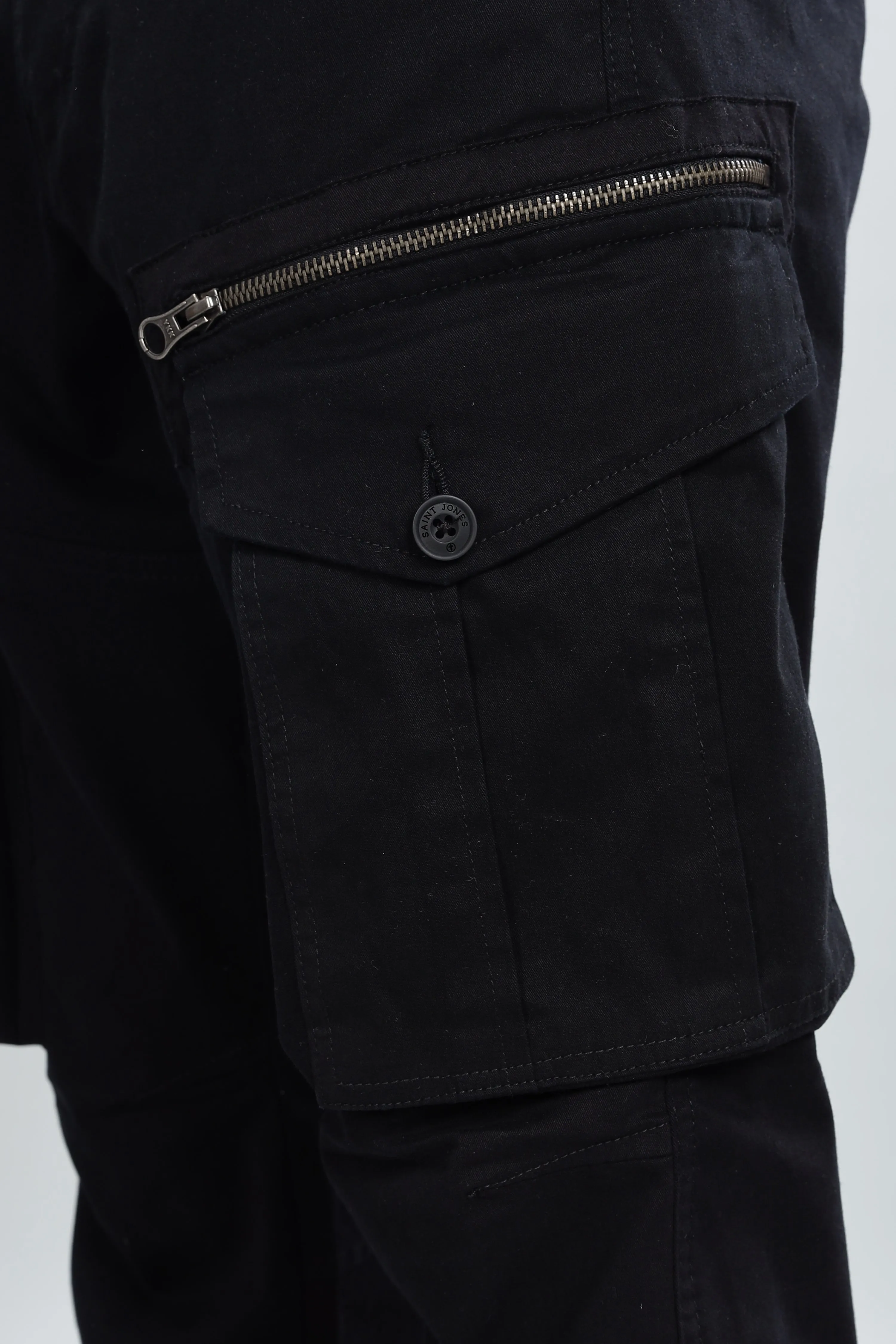 BLACK CARGO PANTS.